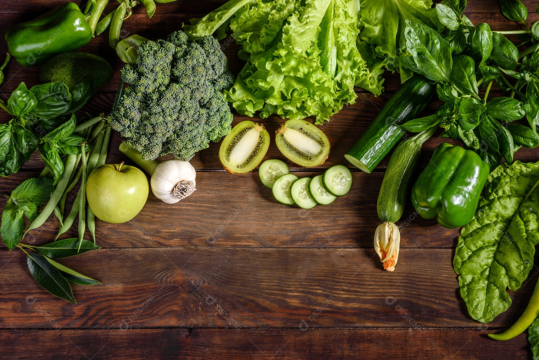 Série plana de vegetais variados em tons verdes, produtos crus orgânicos frescos