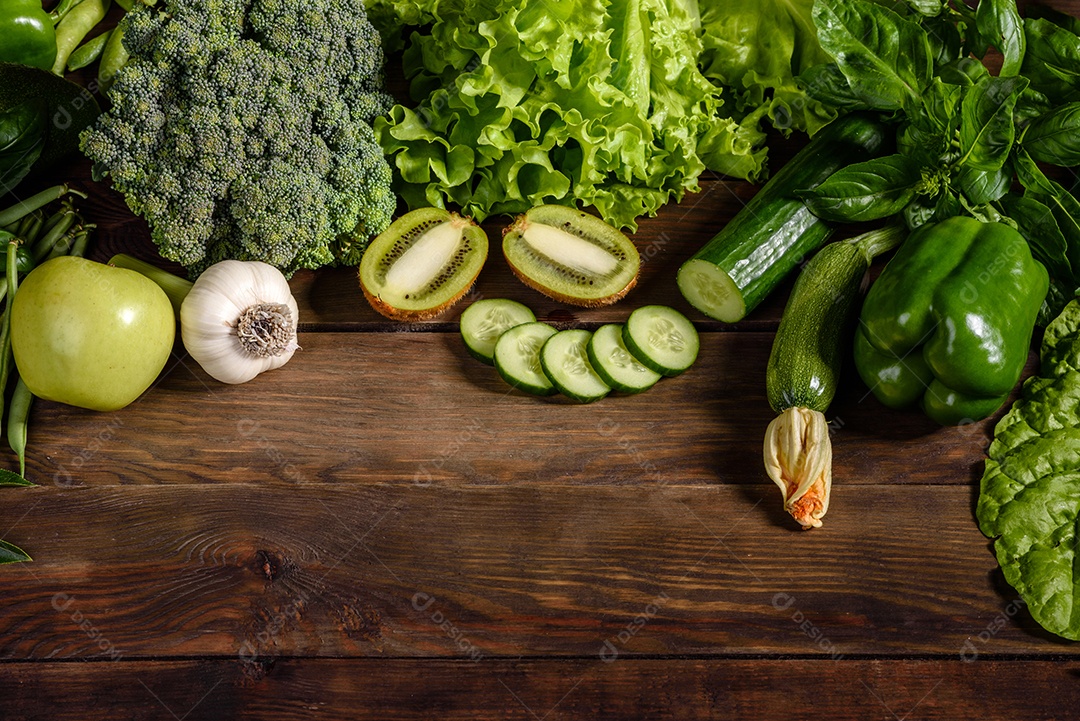 Série plana de vegetais variados em tons verdes, produtos crus orgânicos frescos