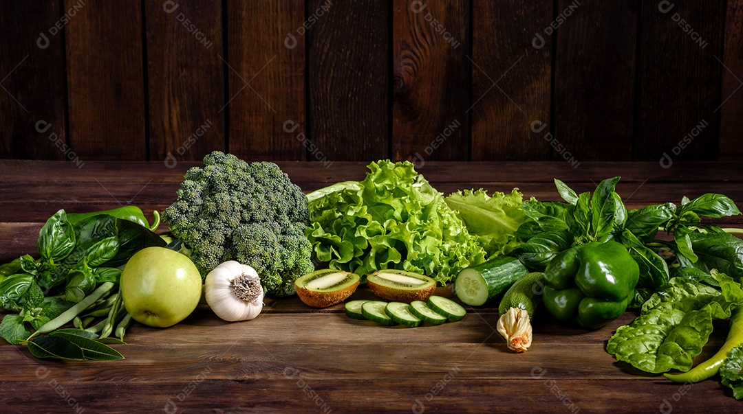 Série plana de vegetais variados em tons verdes, produtos crus orgânicos frescos