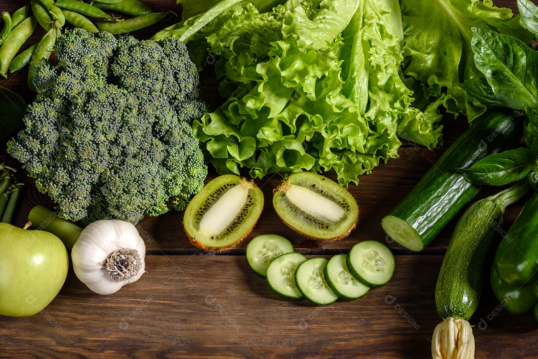 Composição de vegetais, de especiarias e de ervas verdes brilhantes e suculentos