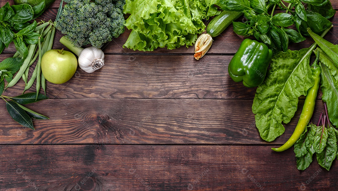 Composição de vegetais, de especiarias e de ervas verdes brilhantes e suculentos