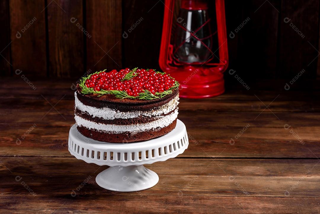Lindo bolo delicioso com frutas vermelhas brilhantes na mesa de Natal