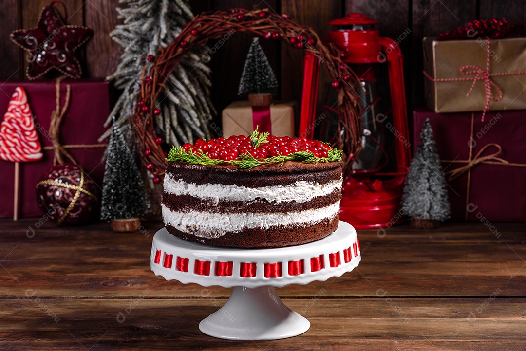 Lindo bolo delicioso com frutas vermelhas brilhantes na mesa de Natal