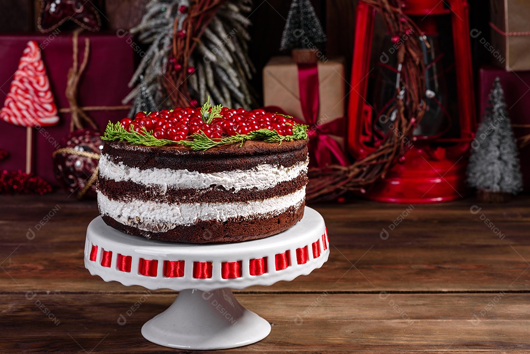 Lindo bolo delicioso com frutas vermelhas brilhantes na mesa de Natal
