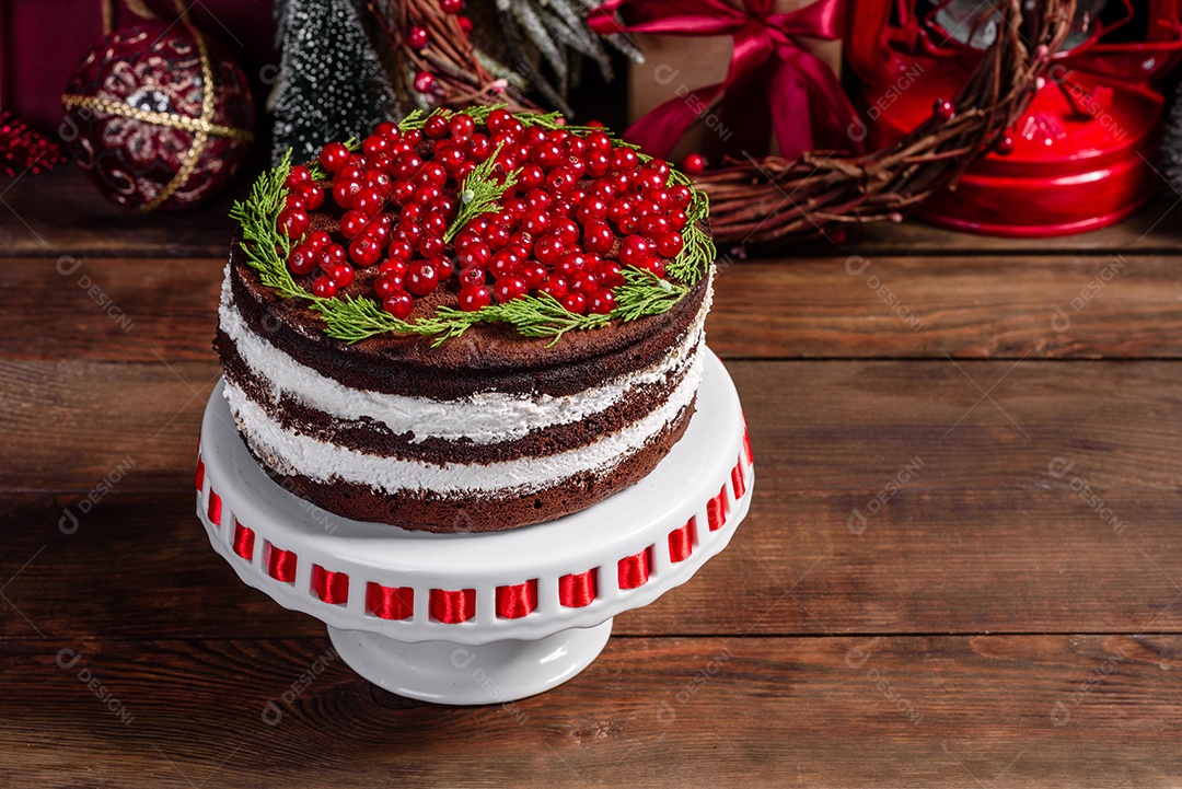 Lindo bolo delicioso com frutas vermelhas brilhantes na mesa de Natal
