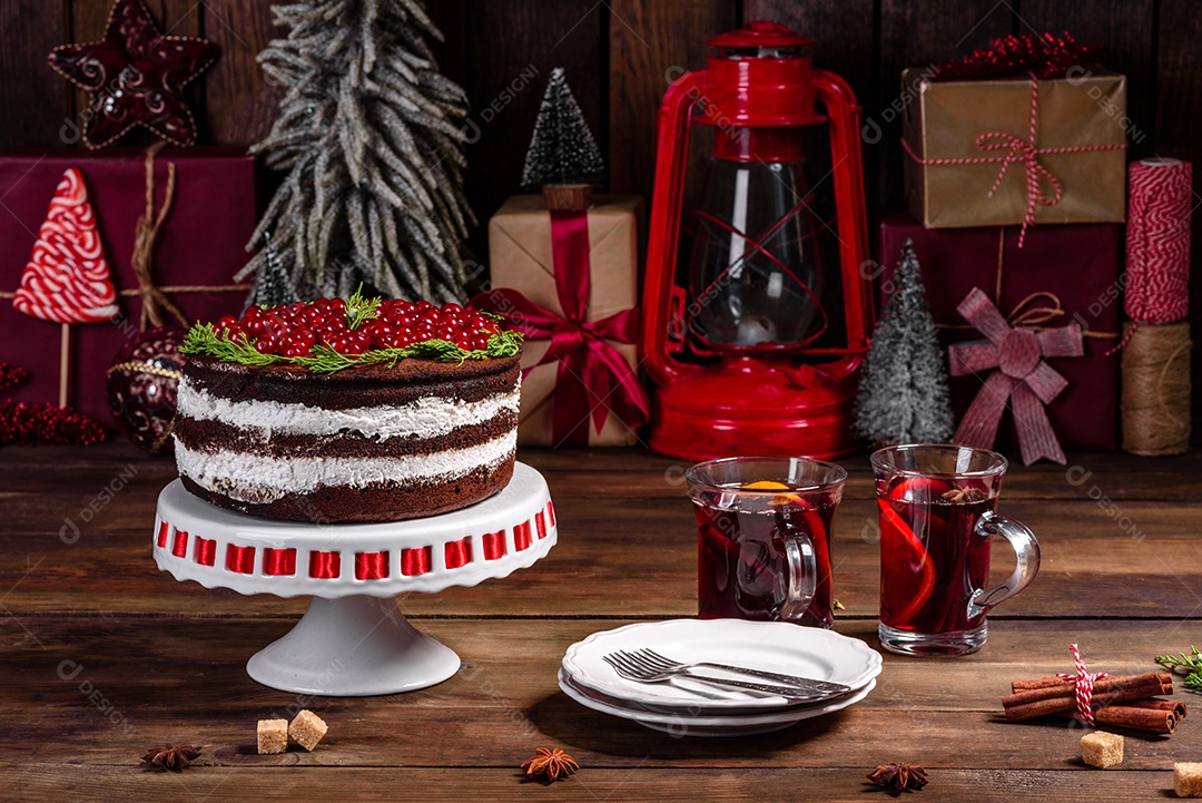 Lindo bolo delicioso com frutas vermelhas brilhantes na mesa de Natal