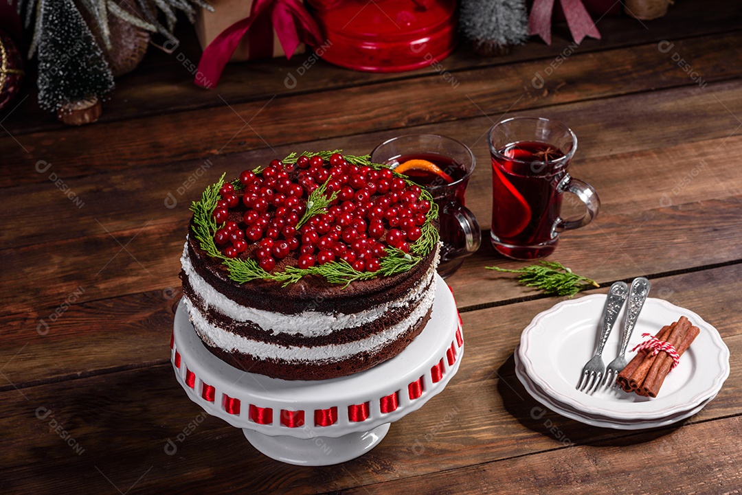 Lindo bolo delicioso com frutas vermelhas brilhantes na mesa de Natal