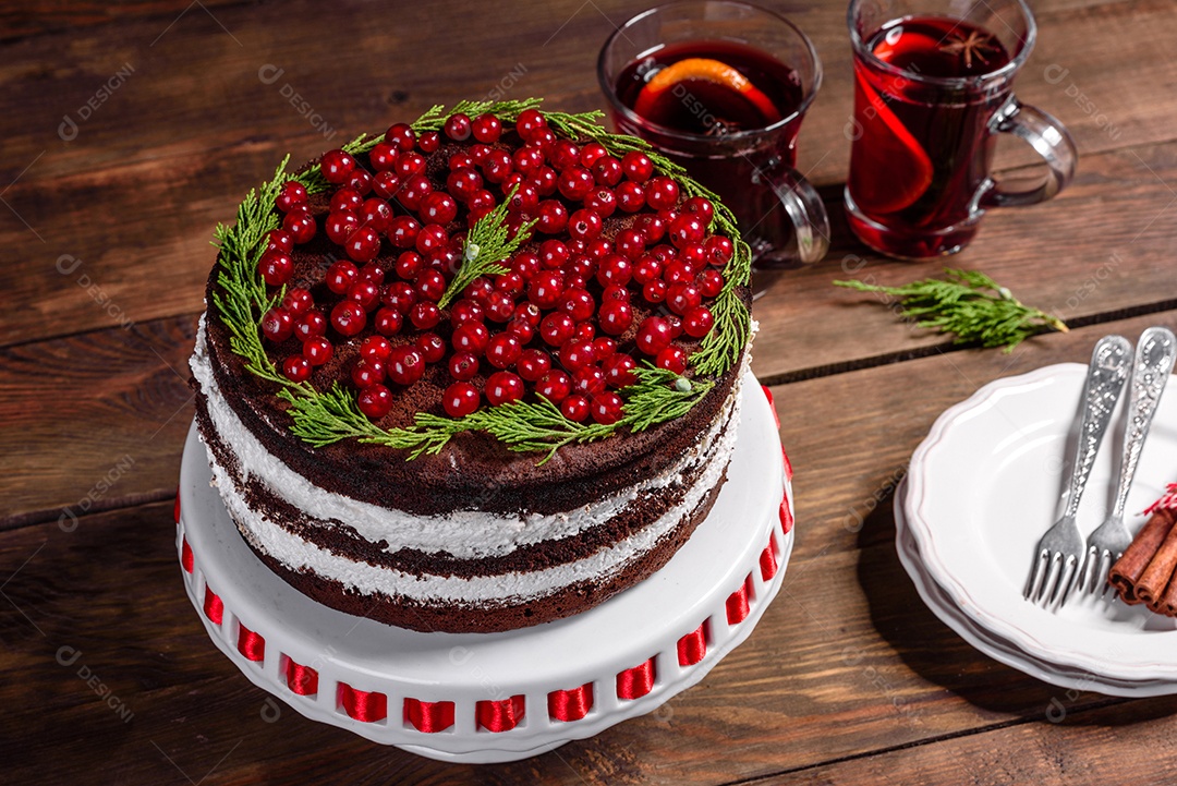 Lindo bolo delicioso com frutas vermelhas brilhantes na mesa de Natal