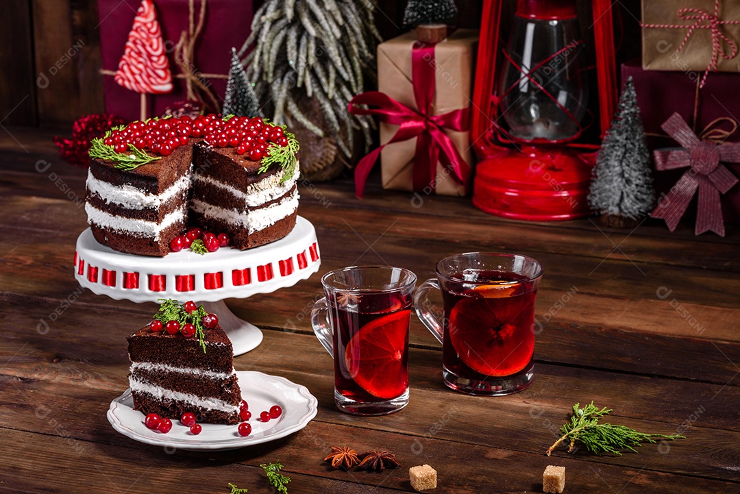 Lindo bolo delicioso com frutas vermelhas brilhantes na mesa de Natal