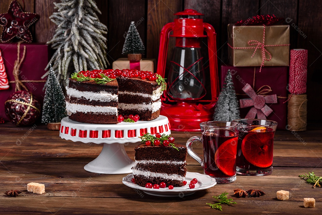 Lindo bolo delicioso com frutas vermelhas brilhantes na mesa de Natal