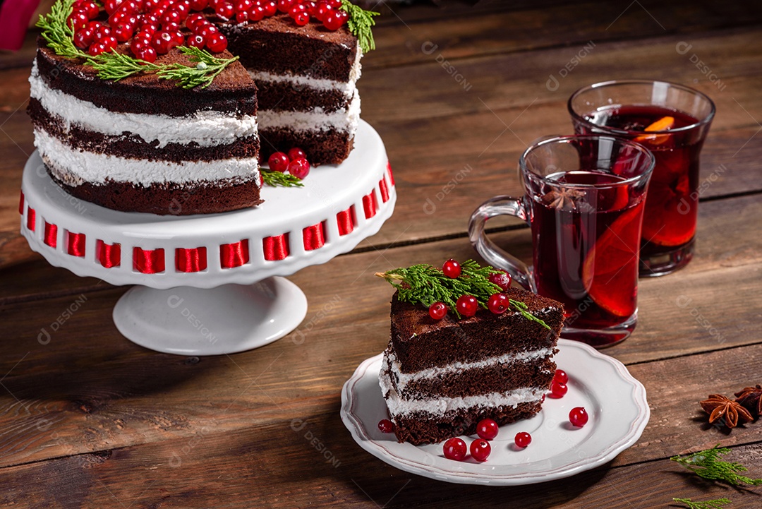 Lindo bolo delicioso com frutas vermelhas brilhantes na mesa de Natal