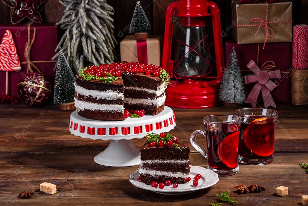 Lindo bolo delicioso com frutas vermelhas brilhantes na mesa de Natal