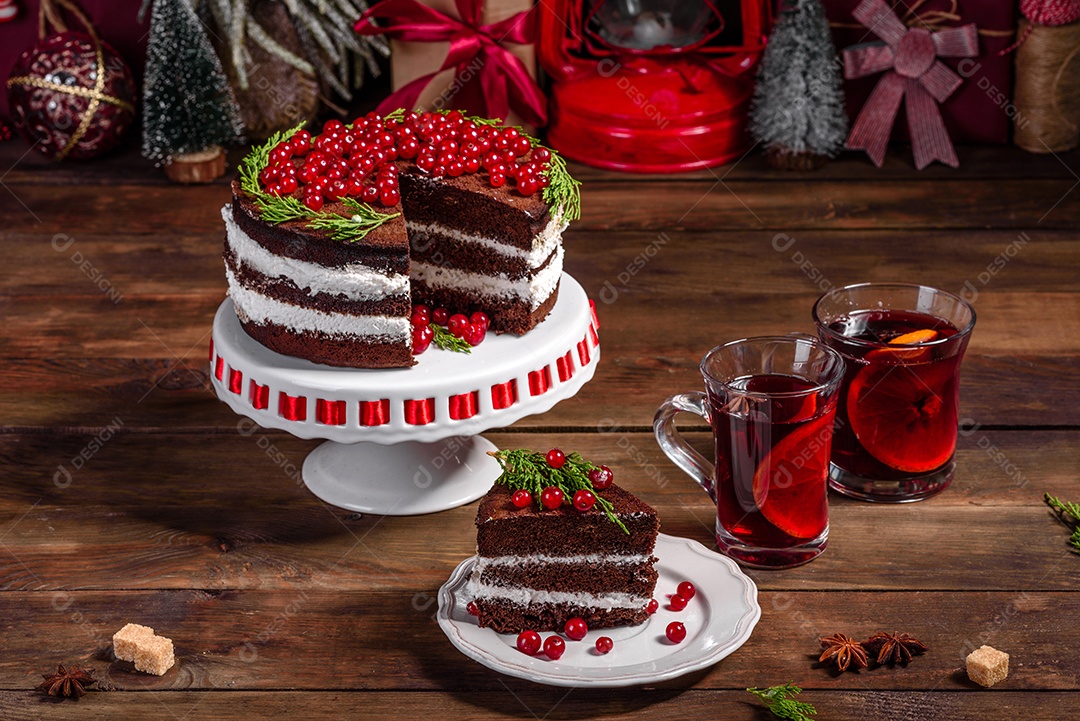 Lindo bolo delicioso com frutas vermelhas brilhantes na mesa de Natal com vinho quente perfumado com especiarias