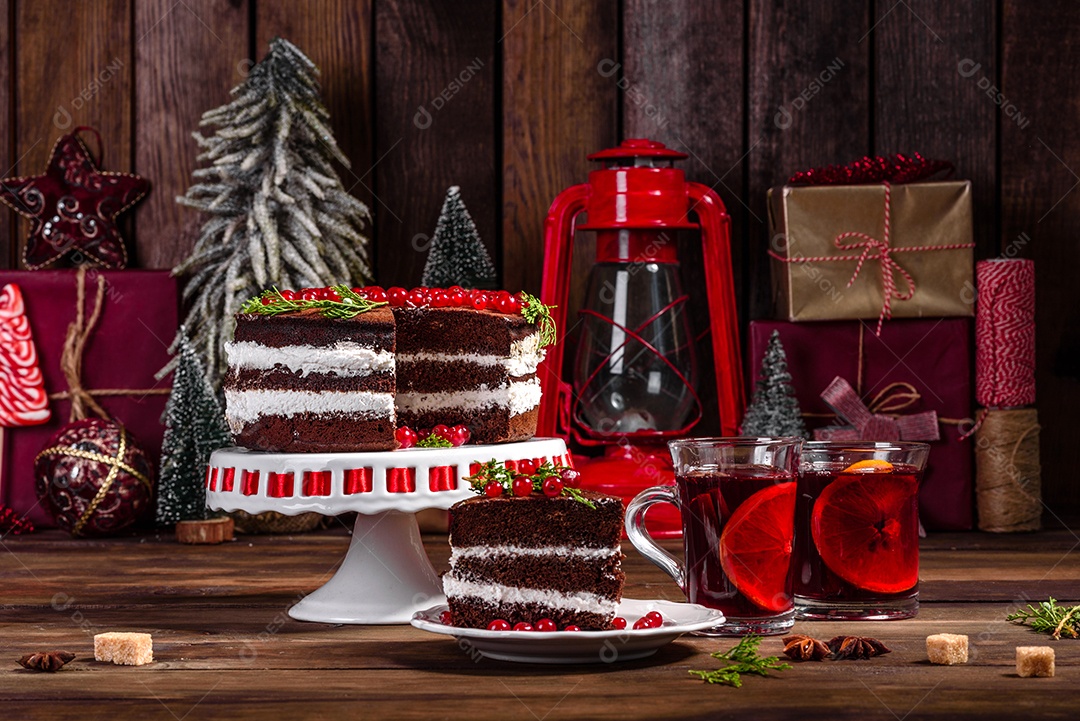 Lindo bolo delicioso com frutas vermelhas brilhantes na mesa de Natal com vinho quente perfumado com especiarias