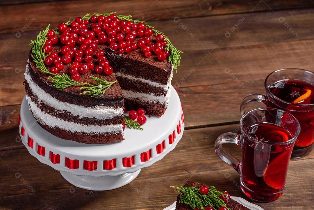 Lindo bolo delicioso com frutas vermelhas brilhantes na mesa de Natal com vinho quente perfumado com especiarias