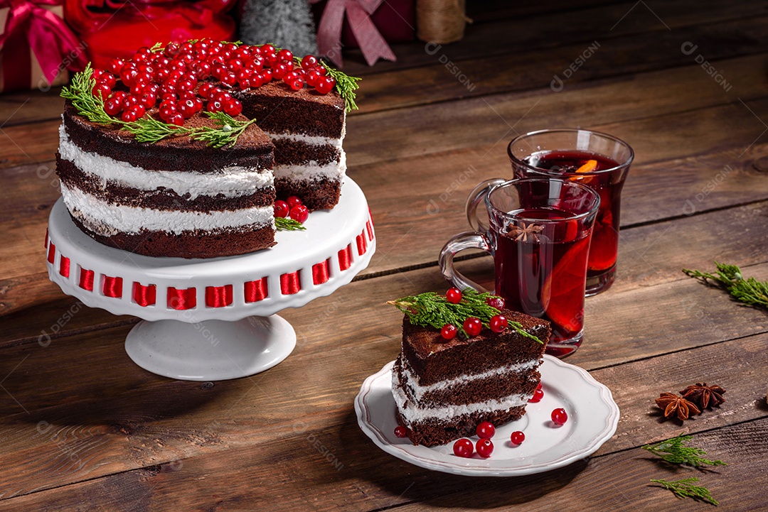 Lindo bolo delicioso com frutas vermelhas brilhantes na mesa de Natal com vinho quente perfumado com especiarias
