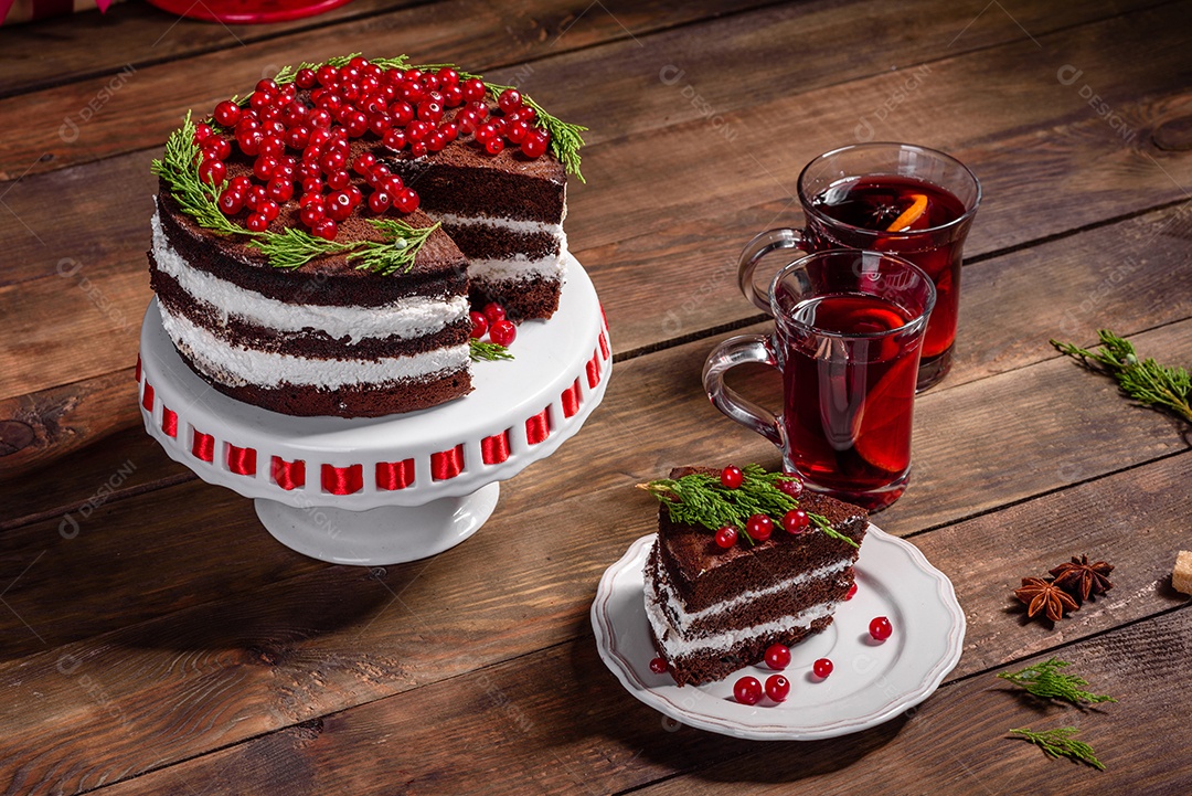 Lindo bolo delicioso com frutas vermelhas brilhantes na mesa de Natal com vinho quente perfumado com especiarias