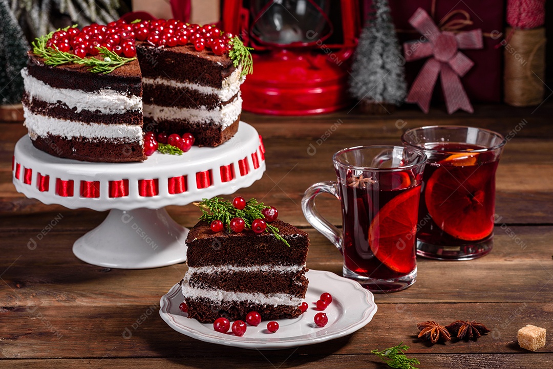 Lindo bolo delicioso com frutas vermelhas brilhantes na mesa de Natal com vinho quente perfumado com especiarias