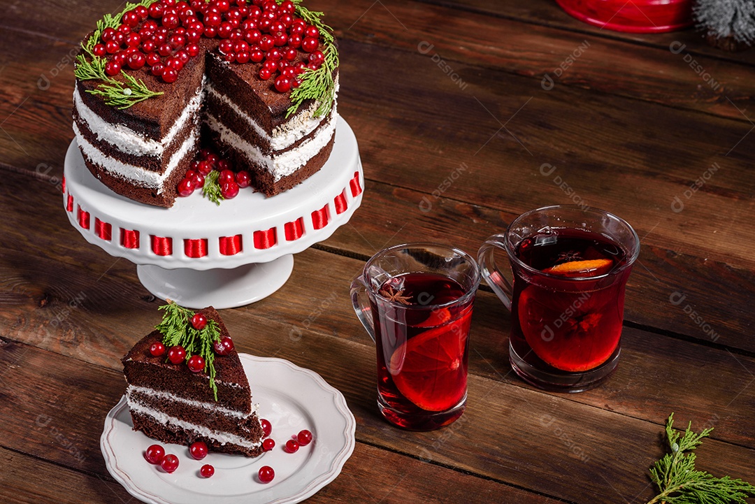 Lindo bolo delicioso com frutas vermelhas brilhantes na mesa de Natal com vinho quente perfumado com especiarias