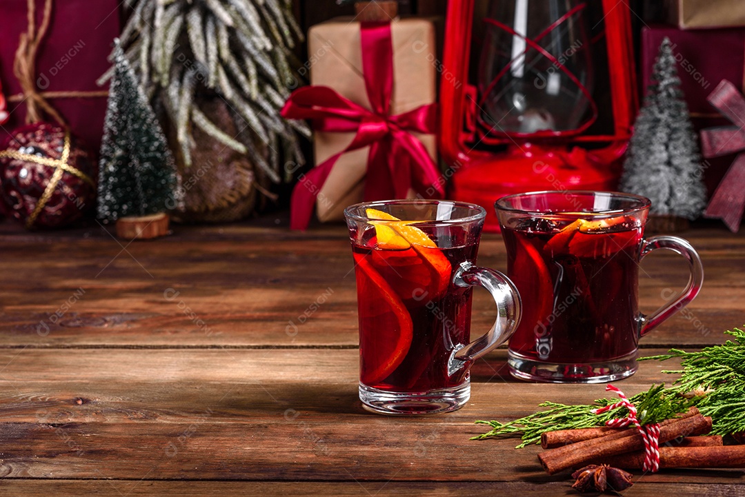 Copo com vinho quente delicioso com decoração de natal