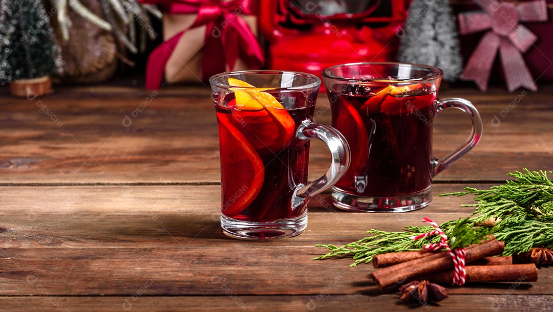 Copo com vinho quente delicioso com decoração de natal