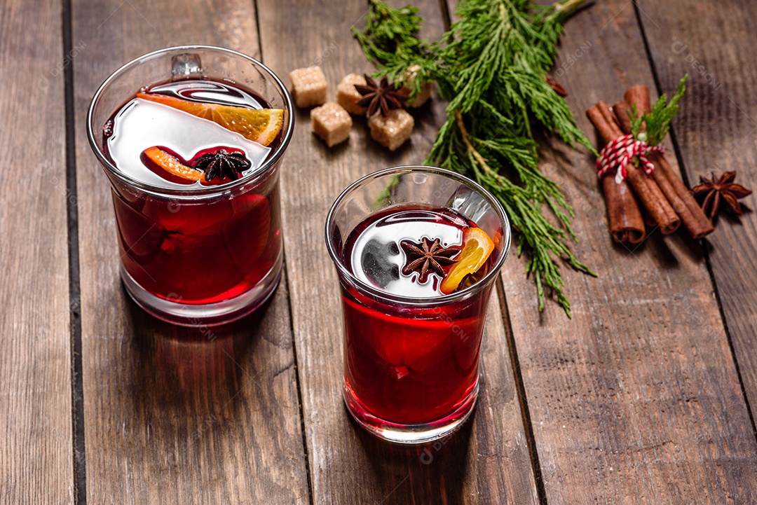 Copo com vinho quente delicioso com decoração de natal