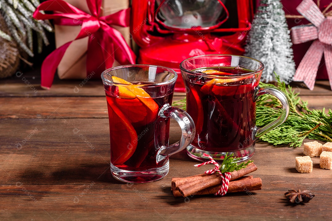 Copo com vinho quente delicioso com decoração de natal