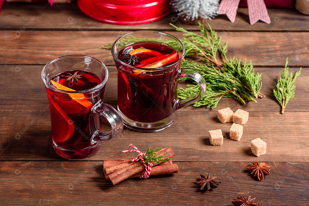 Copo com vinho quente delicioso com decoração de natal
