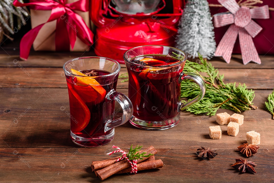 Copo com vinho quente delicioso com decoração de natal