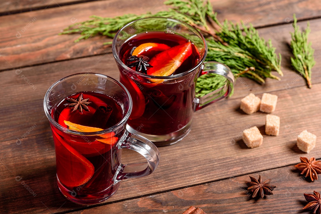 Copo com vinho quente delicioso com decoração de natal