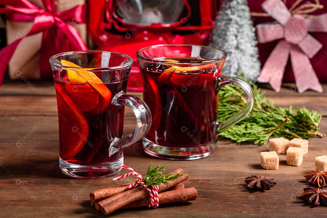 Copo com vinho quente delicioso com decoração de natal