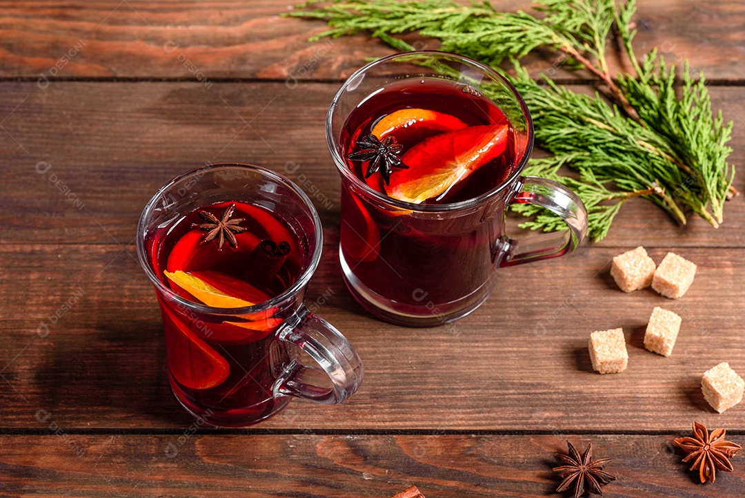 Copo com vinho quente delicioso com decoração de natal