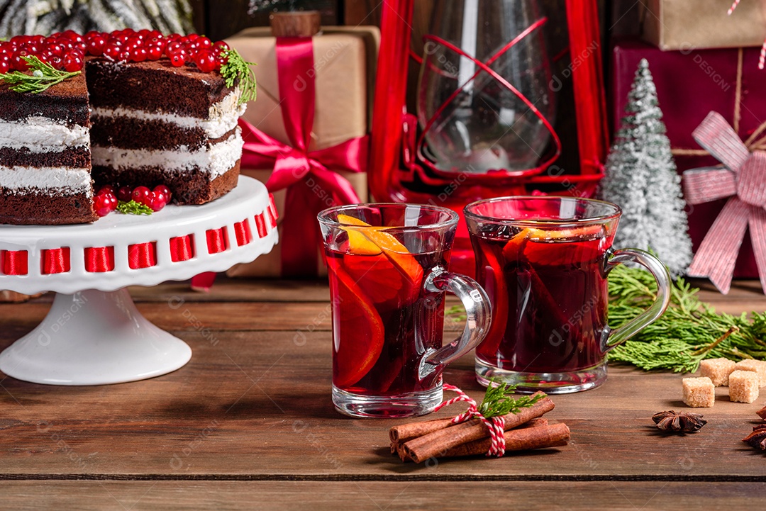 Lindo bolo delicioso com frutas vermelhas brilhantes na mesa de Natal com vinho quente perfumado com especiarias