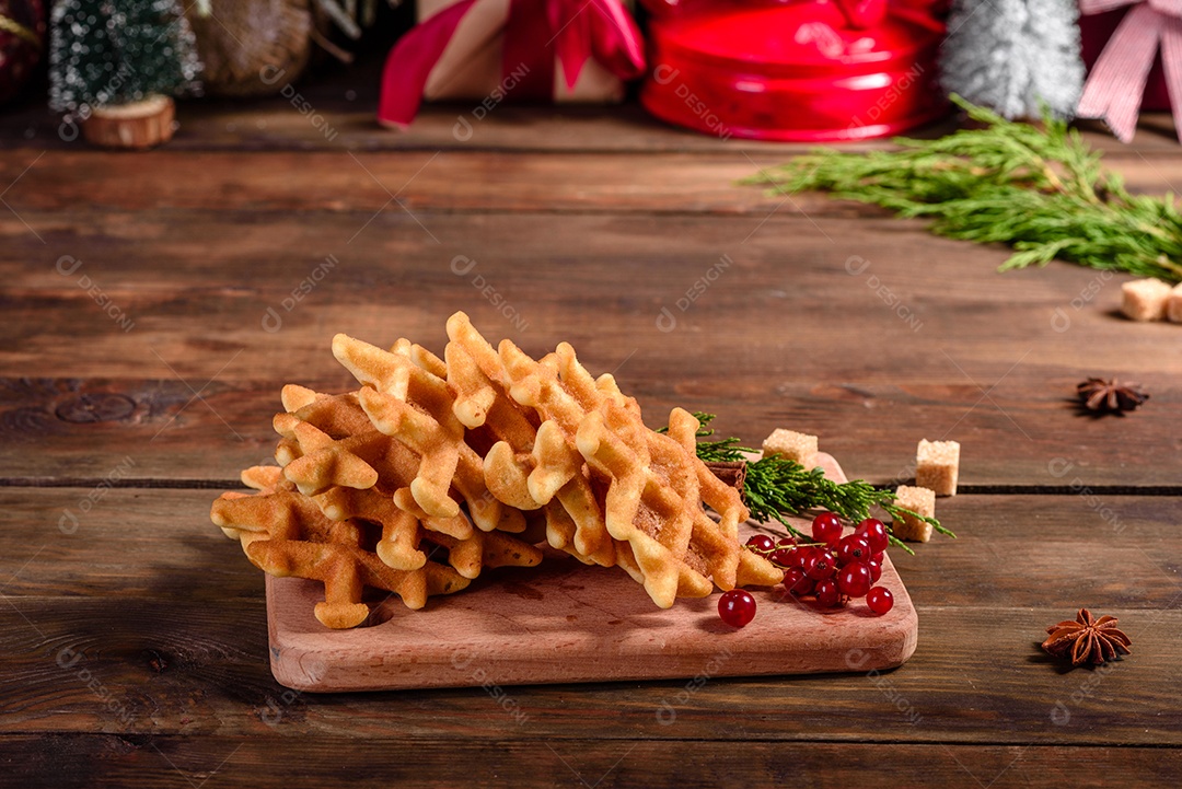 Lindos e deliciosos waffles belgas numa mesa de Natal com vinho quente perfumado com especiarias