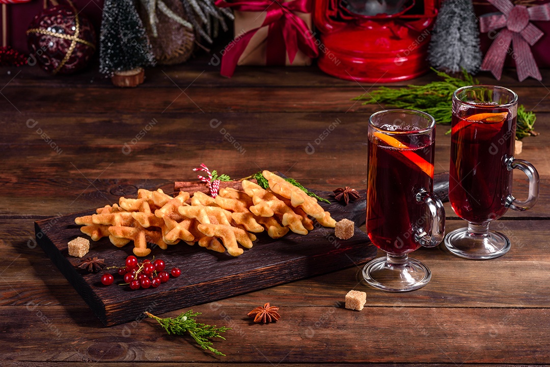 Lindos e deliciosos waffles belgas numa mesa de Natal com vinho quente perfumado com especiarias