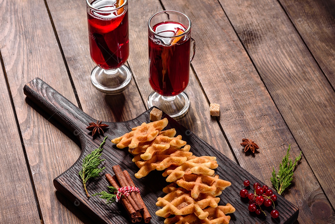 Lindos e deliciosos waffles belgas numa mesa de Natal com vinho quente perfumado com especiarias