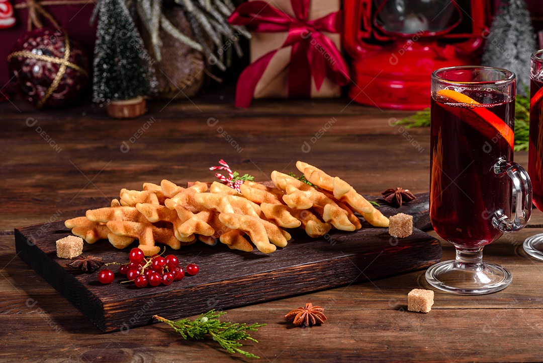Lindos e deliciosos waffles belgas numa mesa de Natal com vinho quente perfumado com especiarias