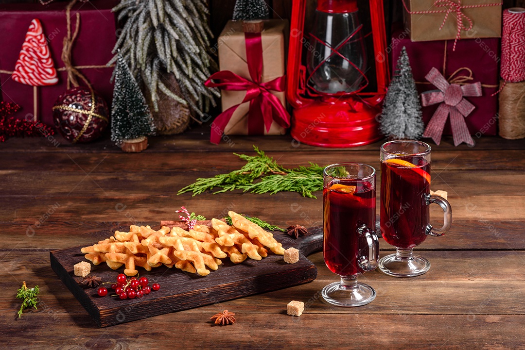 Lindos e deliciosos waffles belgas numa mesa de Natal com vinho quente perfumado com especiarias