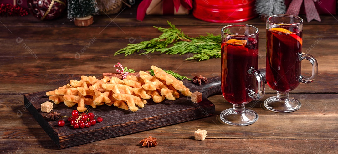 Lindos e deliciosos waffles belgas numa mesa de Natal com vinho quente perfumado com especiarias