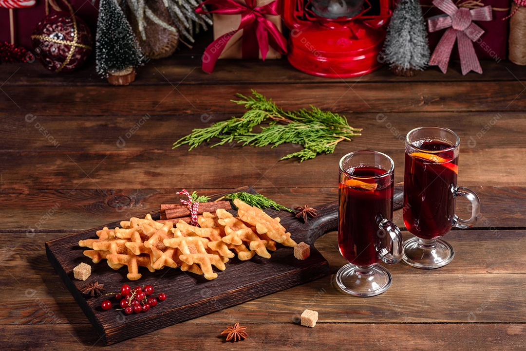 Lindos e deliciosos waffles belgas numa mesa de Natal com vinho quente perfumado com especiarias