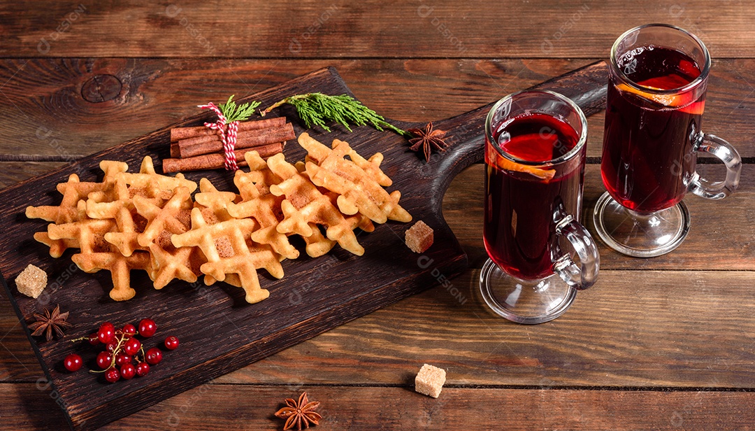 Lindos e deliciosos waffles belgas numa mesa de Natal com vinho quente perfumado com especiarias