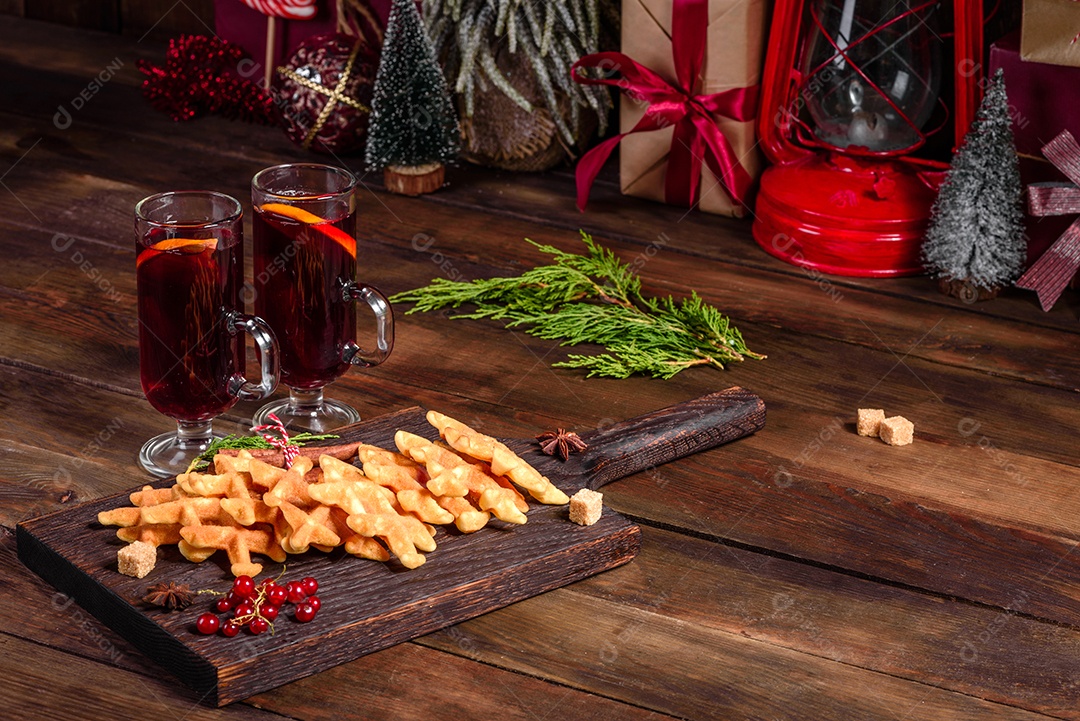 Lindos e deliciosos waffles belgas numa mesa de Natal com vinho quente perfumado com especiarias