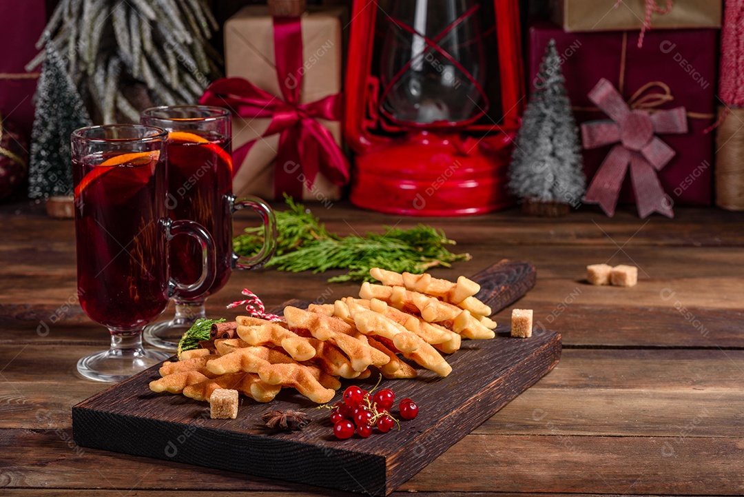 Lindos e deliciosos waffles belgas numa mesa de Natal com vinho quente perfumado com especiarias