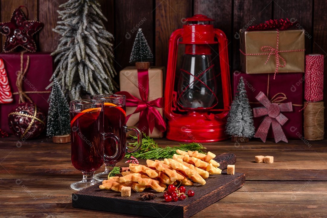 Lindos e deliciosos waffles belgas numa mesa de Natal com vinho quente perfumado com especiarias