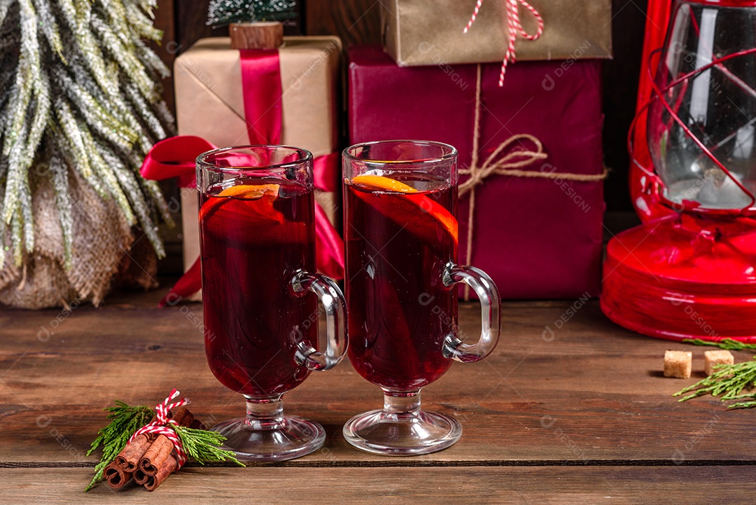 Copo com vinho quente delicioso com decoração de natal