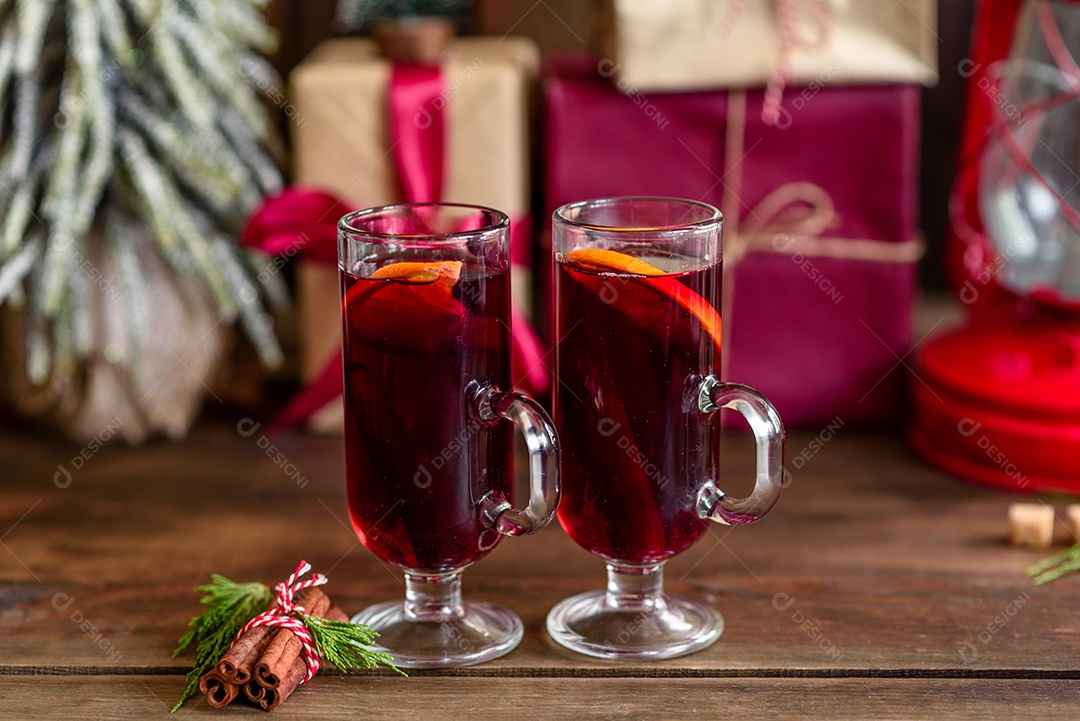 Copo com vinho quente delicioso com decoração de natal