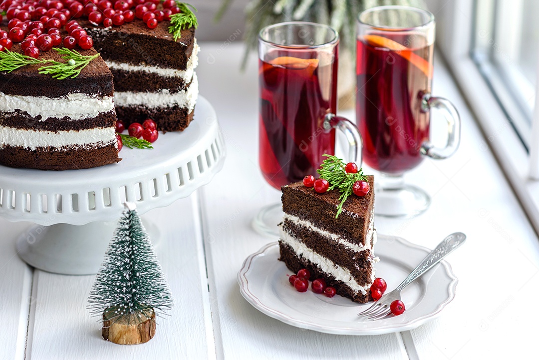 Lindo bolo delicioso com frutas vermelhas brilhantes na mesa de Natal