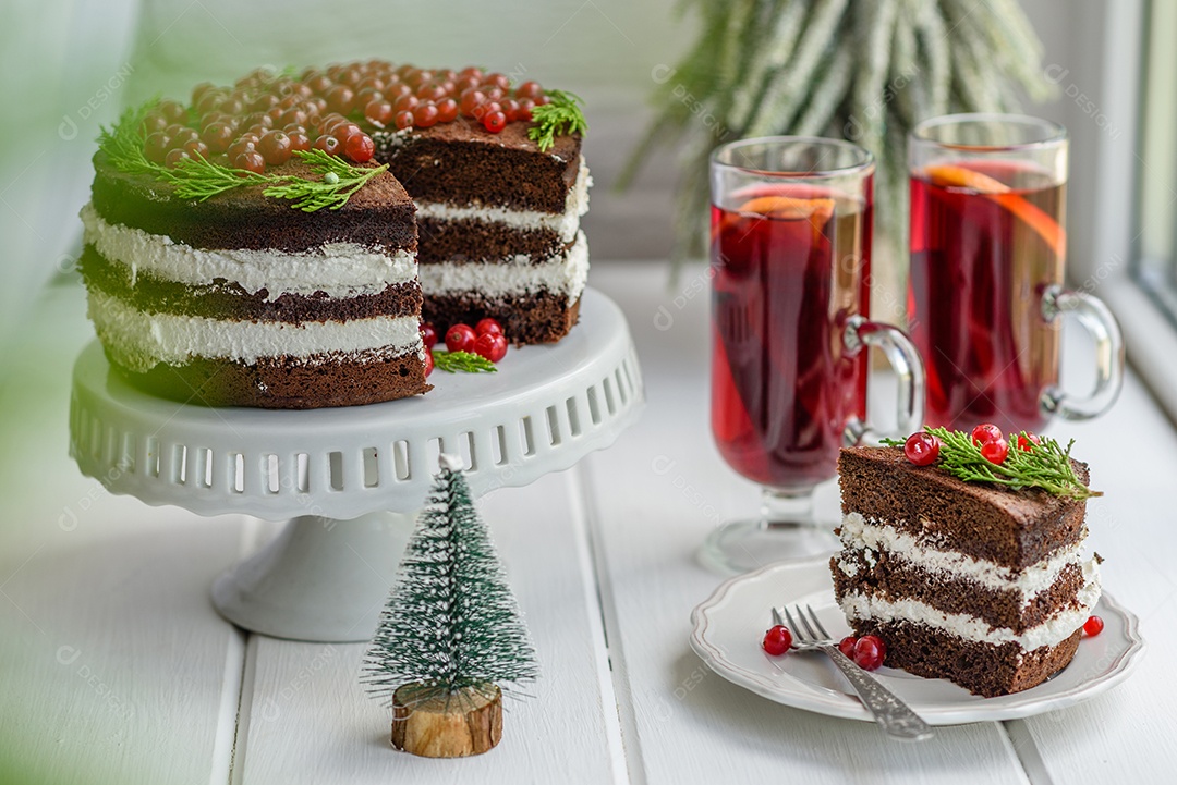 Lindo bolo delicioso com frutas vermelhas brilhantes na mesa de Natal