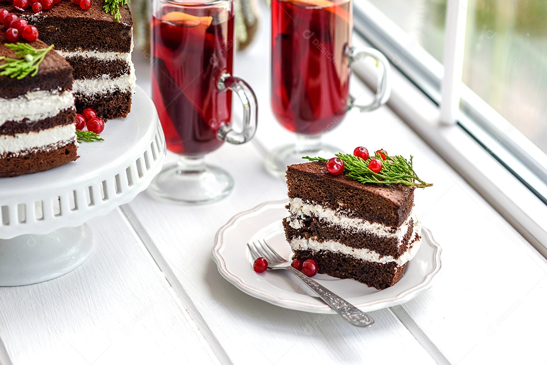 Lindo bolo delicioso com frutas vermelhas brilhantes na mesa de Natal