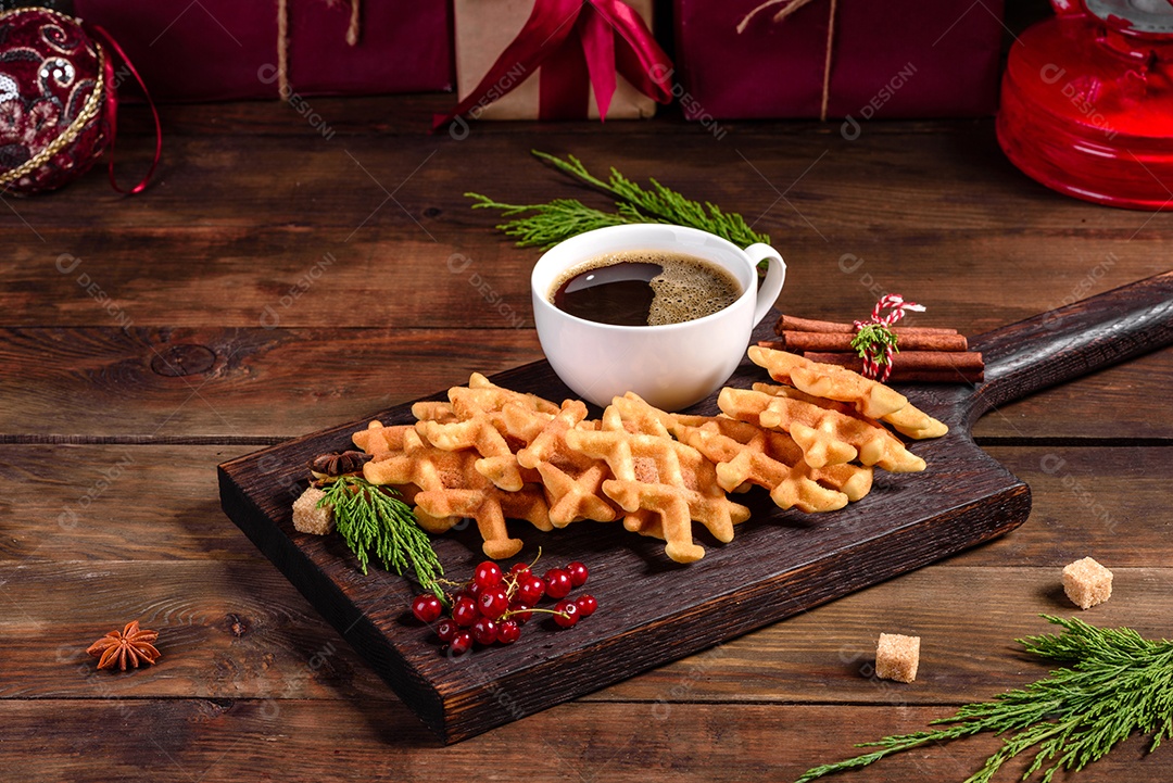 Lindos e deliciosos waffles belgas em uma mesa de Natal